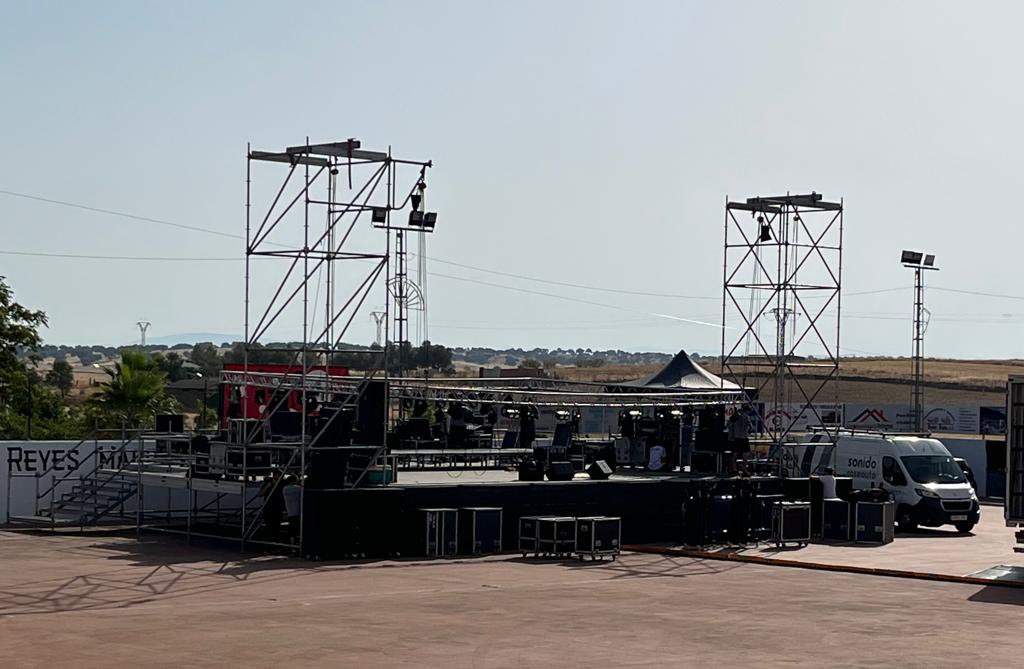 Esta noche disfrutaremos del concierto más esperado del verano:

¡Medina Azahara en El Viso!

Y ya ha comenzado el montaje del escenario en nuestro pueblo.

¡Va a ser un gran espectáculo!

Ayuntamiento de El Viso