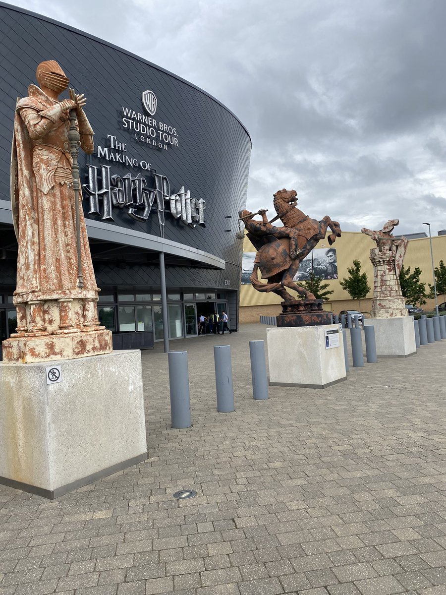Loony_Bangtan's tweet photo. J’y suis 🤩😍
Pour une deuxième fois 💜
J’en ai déjà plein les yeux … et la visite n’a même pas encore commencé 😂
#HarryPotter #WarnerBros #London #StudioHarryPotter https://t.co/AfzJLMrvfl