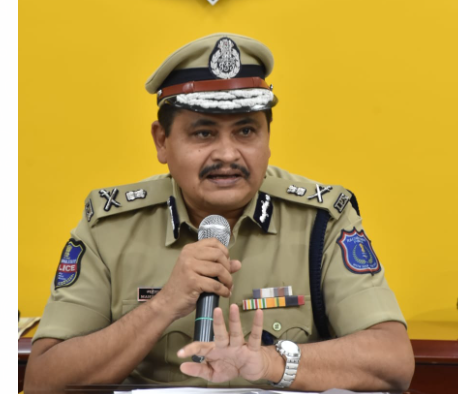 MalkajgiriCop's tweet photo. #Intercountry_HumanTrafficking racket busted by #RCKPolice apprehended 6 traffickers of #Bangladesh, #Maharastra, #Rajasthan &amp; #Jharkhand &amp; rescued 2 Bangladeshi victims including #MinorGirl from their confinement - seized mobile phones &amp; #FakeIdentity cards from their possession https://t.co/MxBrOD5zeZ