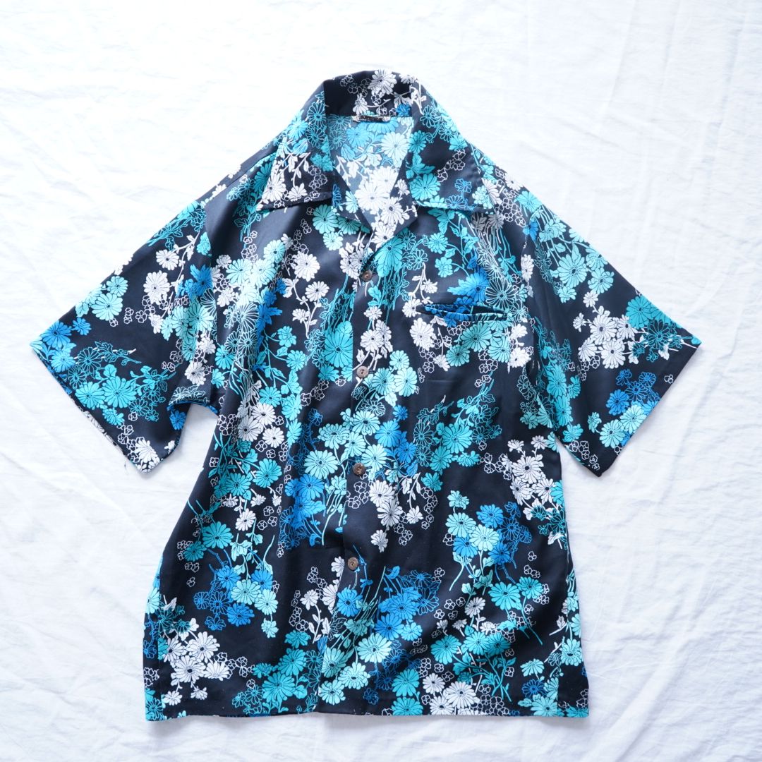 Esto_Store's tweet photo. -- 2022.07.22(fri) 22:00 ARRIVALS --

▶︎ black blue flower graphic shirt

探すと出ないブラック×ブルーのカラーリング。

グラデーションのように色味を変える美しい花柄。

アロハシャツのようなアメカジライクにはならずモードにも映える逸品。

-- online store --
https://t.co/I708OEy5kn https://t.co/445eM4EIpJ
