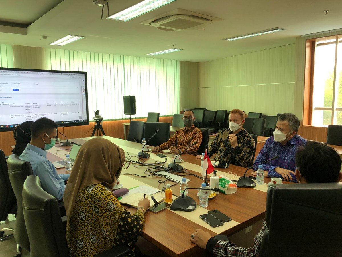fbalart's tweet photo. A very fruitful discussion on #halal cooperation and the ongoing accrediting process for Chilean halal organisations. Thank you @Kemenag_RI for having us. https://t.co/CWUqEFNwbB