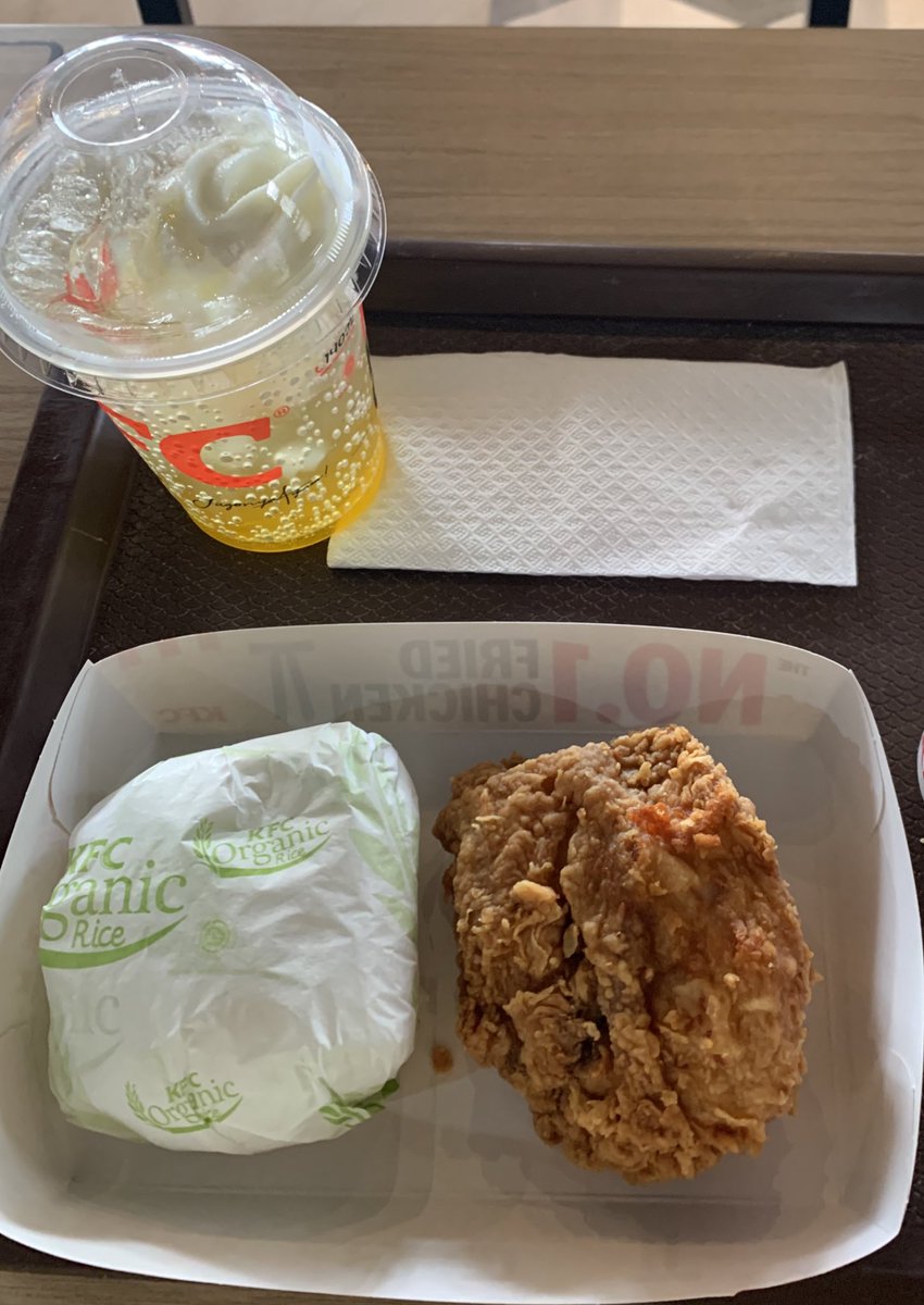 Abis makan di <a href="/KFCINDONESIA/">KFC Indonesia (Jagonya Ayam!)🔥</a> Boyolali. Biar hemat pesen SB 1 LSM + upgrade minum mango float. Total 25rb. Uangnya 50rb. Sampe rumah baru inget gak dikasih kembalian. Wkwkwkwk asemmmm gak jadi hemat 🙄🙄🙄