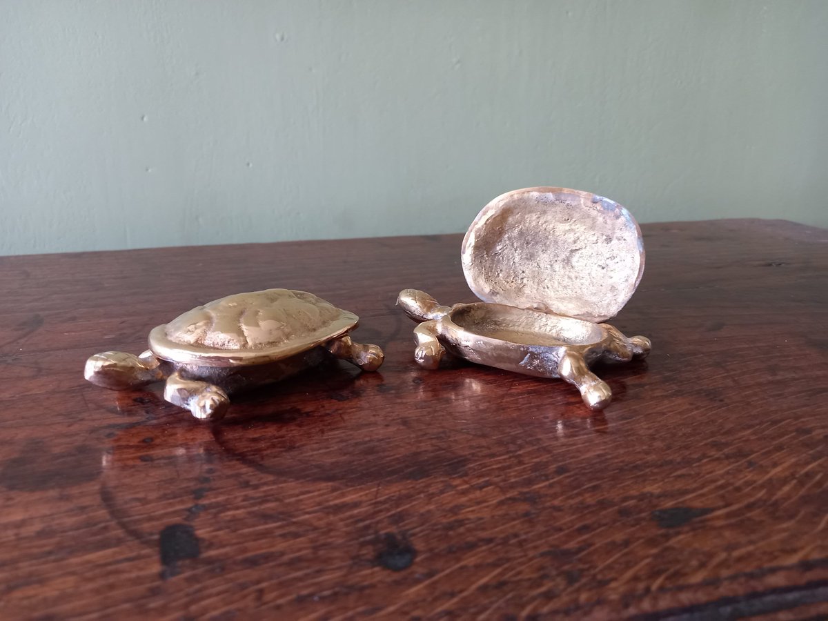 Pair of Vintage Tortoises - Solid Cast Brass, Hinged Vesta or Match Pots etsy.me/3zny5ls #gold #brasstortoises #vintagematchpots #hingedlid #madeinengland #circa1900s #vintagetableware #vintagehomeware #
etsy.com/uk/shop/Rustyc…