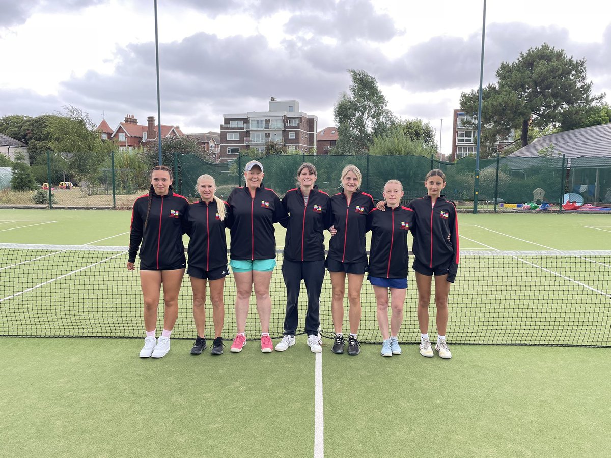 Tough week for beds ladies in division 5 but a great week overall! Loving our new county jackets <a href="/BedsTennisLTA/">Bedfordshire LTA</a> <a href="/FrancisCaldwell/">Francis Caldwell</a>