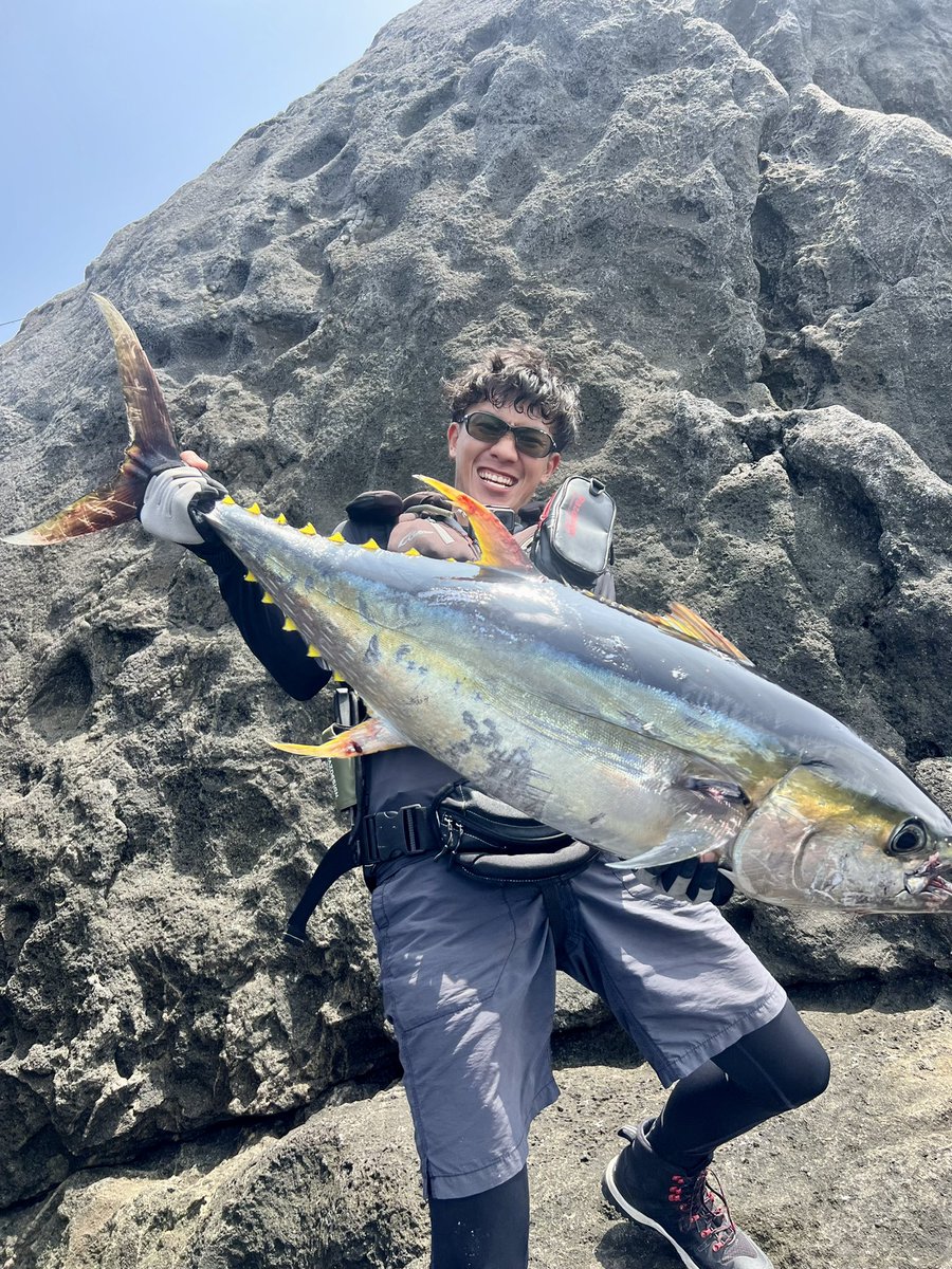 murachio's tweet image. 磯から10kgオーバー、メーターオーバーの魚をいつかとりたいと思ってたけど遂にやりました！
磯からマグロも目標にしてたしダブルで叶いました！
117センチ18kg！