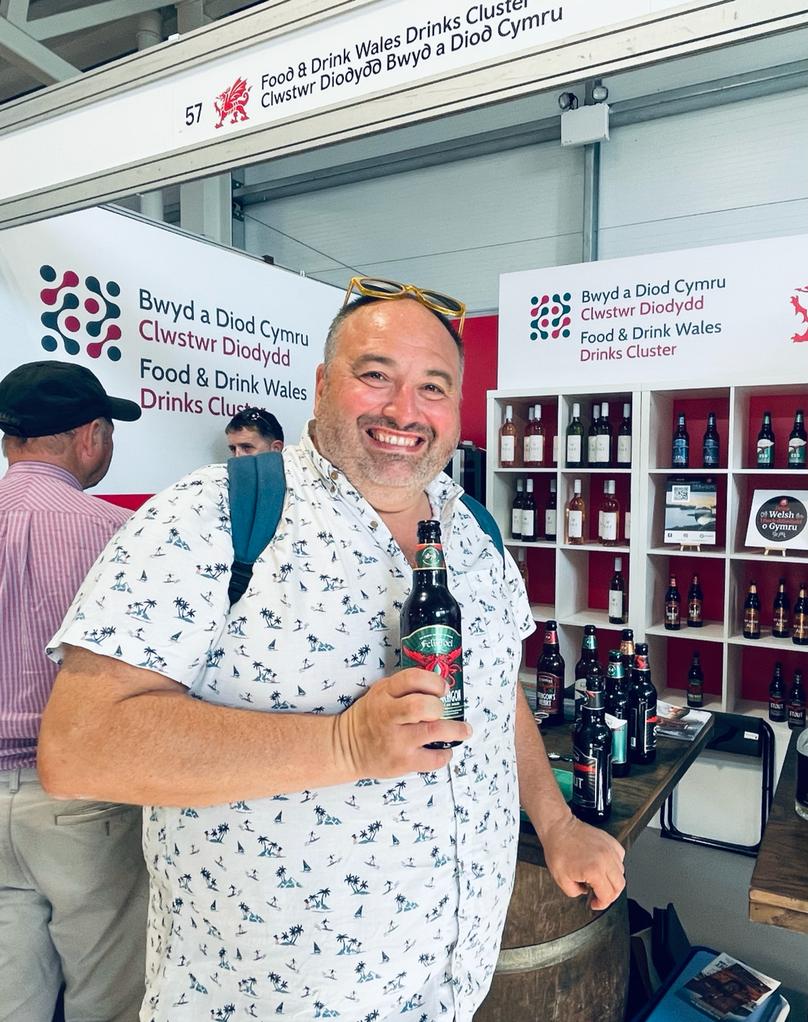 Felinfoel Brewery (@felinfoelales) on Twitter photo 🍻 Thank Felinfoel it's Friday!
What an honour to share a beverage with <a href="/wynneevans/">Wynne Evans</a> at the <a href="/royalwelshshow/">Royal Welsh Agricultural Society</a> earlier this week.
Thanks for popping by Wynne.
#felinfoel 🍻 Thank Felinfoel it's Friday!
What an honour to share a beverage with <a href="/wynneevans/">Wynne Evans</a> at the <a href="/royalwelshshow/">Royal Welsh Agricultural Society</a> earlier this week.
Thanks for popping by Wynne.
#felinfoel