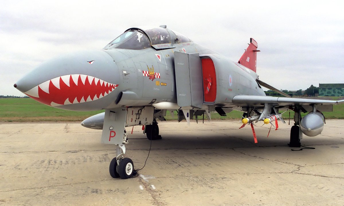 Royal Air Force Phantom FGR2 XV426:P of 56 Sqn at Wattisham in September 1991. @RoyalAirForce @coldwaraircraft @AvHistorian @TheAirchive @BPAGofficial #PhantomFriday #aviationphotography #F4Phantom #56Sqn #Sharksmouth