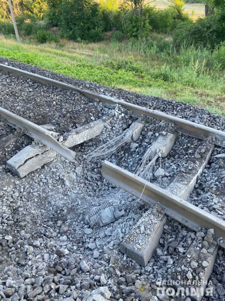 Сьогодні вночі двічі обстріляли з РСЗВ Нікополь. Випустили до 100 снарядів. Попередньо, одна людина загинула, одна поранена. Пошкоджені 11 приватних будинків. Є пориви газоводу та водоводу. Зруйнована залізнична колія.

#RussiaIsATerroristState
#SaveNikopol