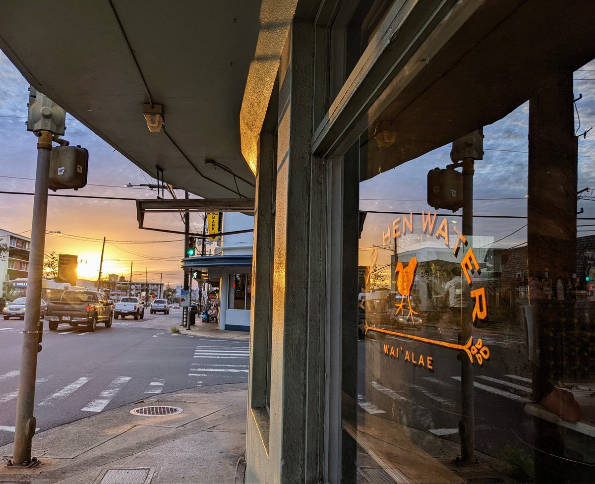 t_yassi's tweet photo. Waialae Ave.の夕暮れ。
ローカルの友人と記憶も無いほどバーボンで呑んだくれた日。。
でもこのオレンジの街並みだけは鮮明に残ってる✨
カイムキ...素敵な街です🥂
#waialaeAve #9thAve #brewdcraftpub https://t.co/PhWadxbbZK