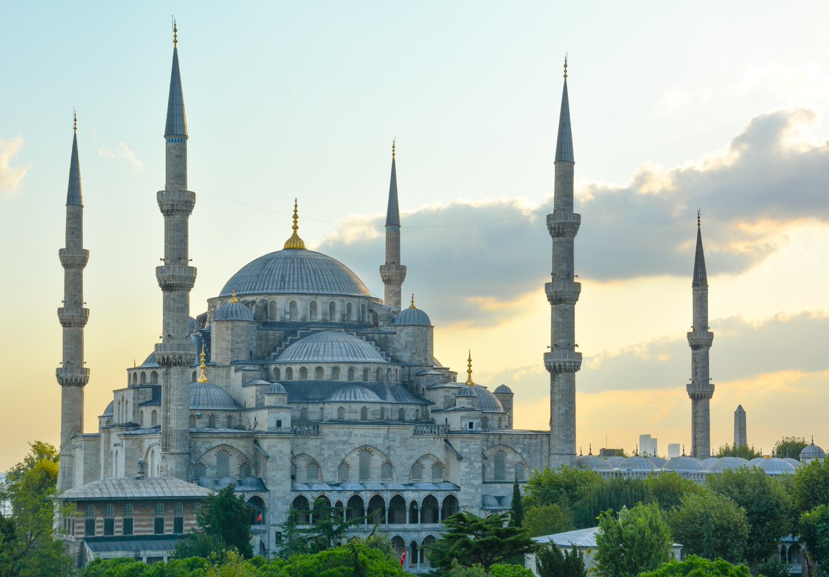 🤩Estambul es una de las ciudades más visitadas del mundo y es que, haber sido capital de lod imperios Romano, Bizantino y Otomano, es un hecho que ningún viajero puede dejar pasar por alto. Déjate seducir por la historia de la antigua Constantinopla y por sus paisajes naturales.