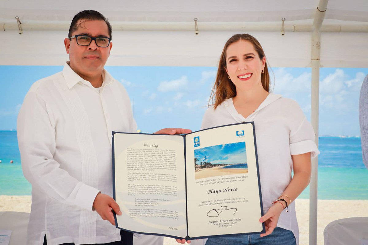 miaresorts's tweet photo. El día de ayer la playa de #PlayaCentro y #PlayaNorte en #IslaMujeres, recibieron nuevamente el distintito #BlueFlag temporada 2022 - 2023, en donde se destaca la limpieza y la seguridad de las playas y la calidad del agua. 🌊👏
📸: Atenea Gómez Ricalde y #BlueFlagMéxico. https://t.co/mJOySkHPfW