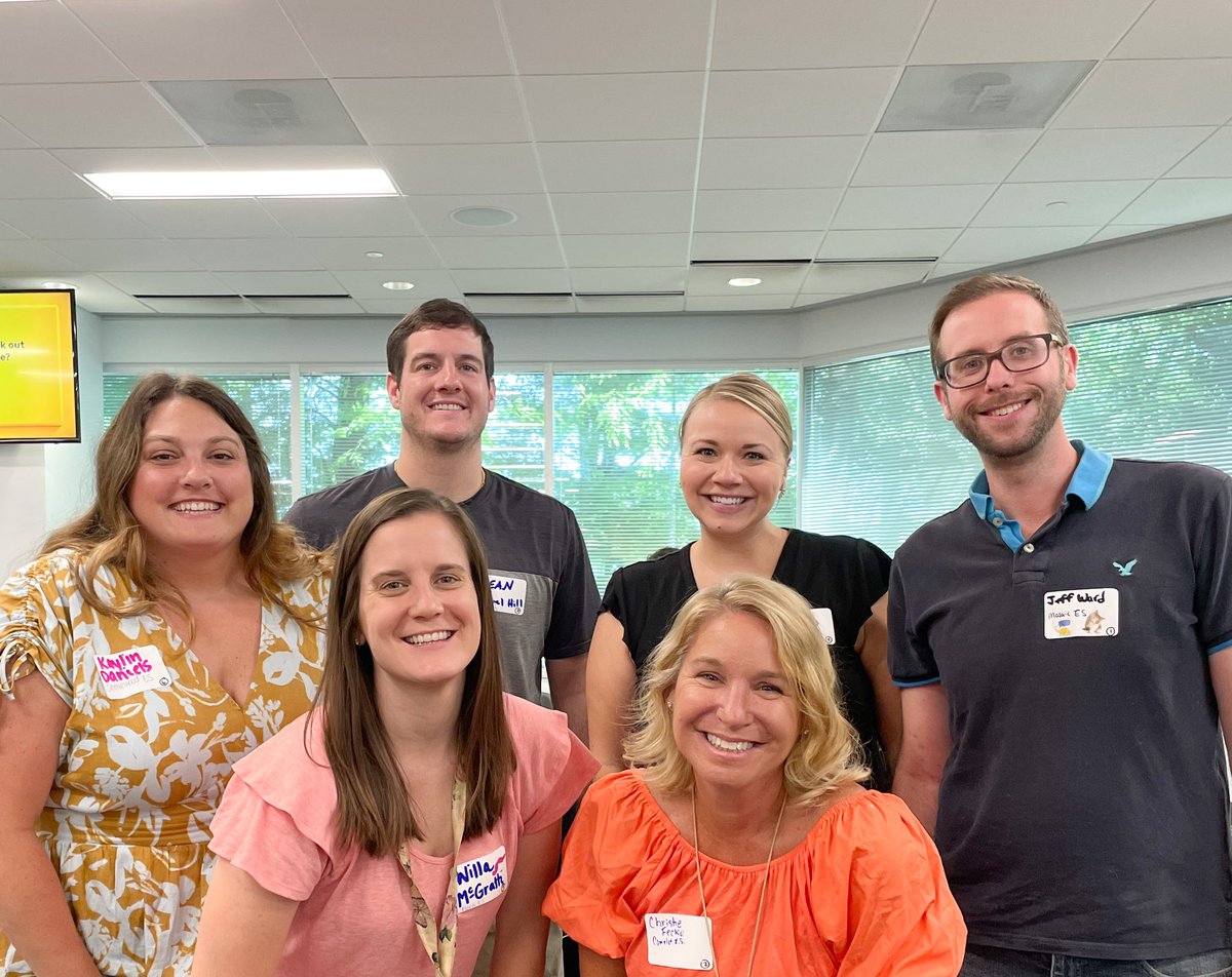 Had to snap a pic with <a href="/LeslieLeisey/">Leslie Leisey</a> army of <a href="/PoplarTreeES/">PoplarTreeES</a> #fcpsSBTS at the kickoff event! <a href="/fcpsnews/">Fairfax Schools 🌟</a>