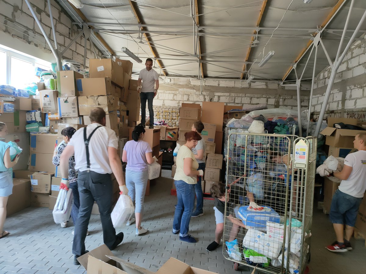 CichonAlicja's tweet photo. Ależ to był dzień❗️Dary dla #Borodianka zebrali mieszkańcy Cork w Irlandii z inicjatywy b. senatora Johna Gilroy'a z fundacji Crutches4Ukraine, który spotkał się dzisiaj z burm. #MińskMazowiecki Dzięki  wolontariuszom rozładowaliśmy w 2 h aż 15 ton darów! 
#standwithUkraine https://t.co/WkJ4ssTBjS
