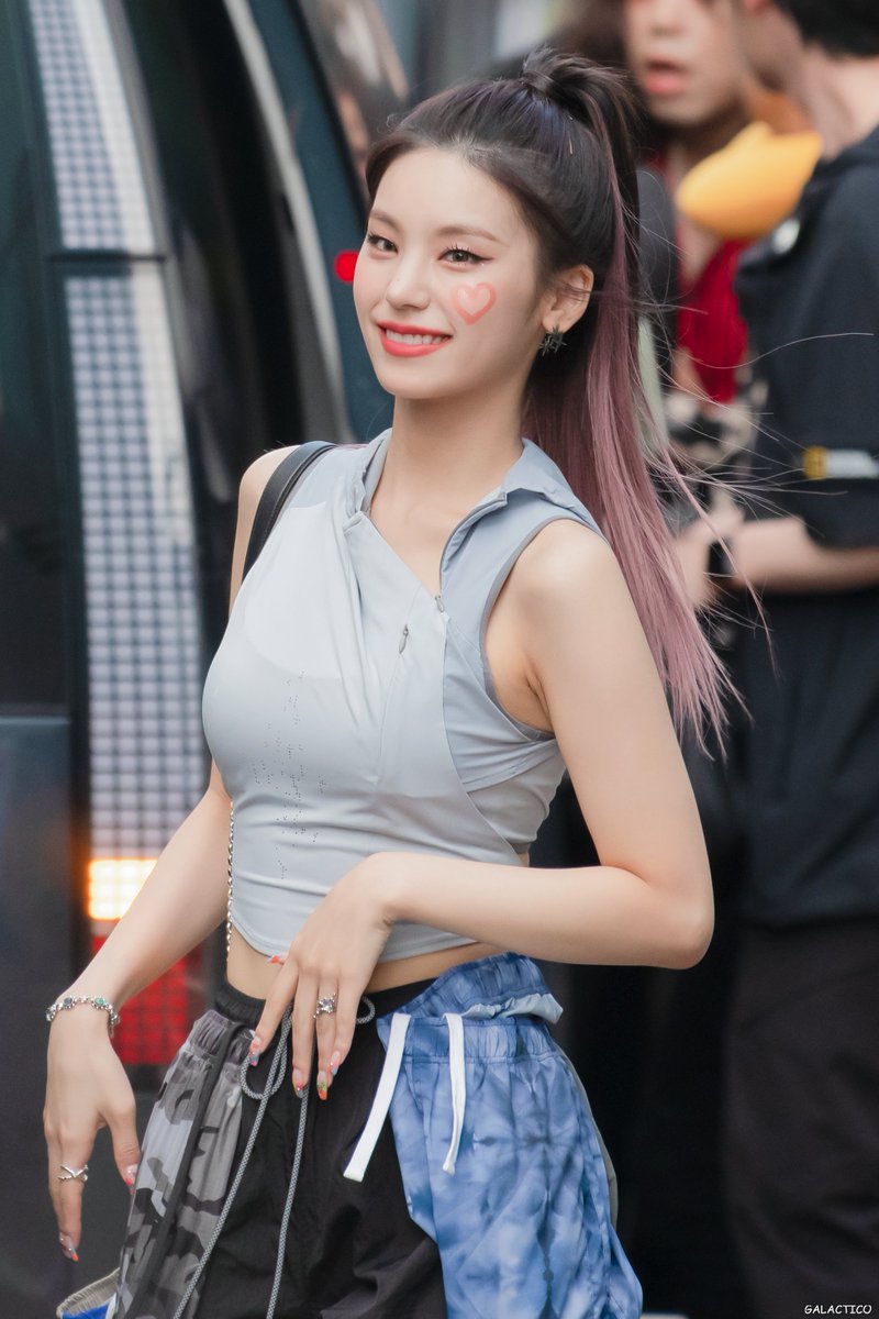 galactico131's tweet photo. 220722 뮤직뱅크 퇴근 itzy 예지

#itzy #있지 #예지 #YEJI https://t.co/oBFYkT1OAh
