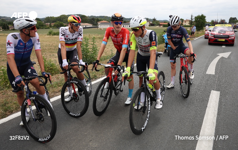 AFP's tweet photo. 🚴‍♂️ A climate change protest held up the Tour de France on Friday during its 19th stage run from the Pyrenees to Cahors. The "Derniere Renovation" group want to force the French government to renovate housing to be more fuel efficient.
#AFPSports
Read more: https://t.co/to2lYLxmar https://t.co/RVrEAQXLJ3