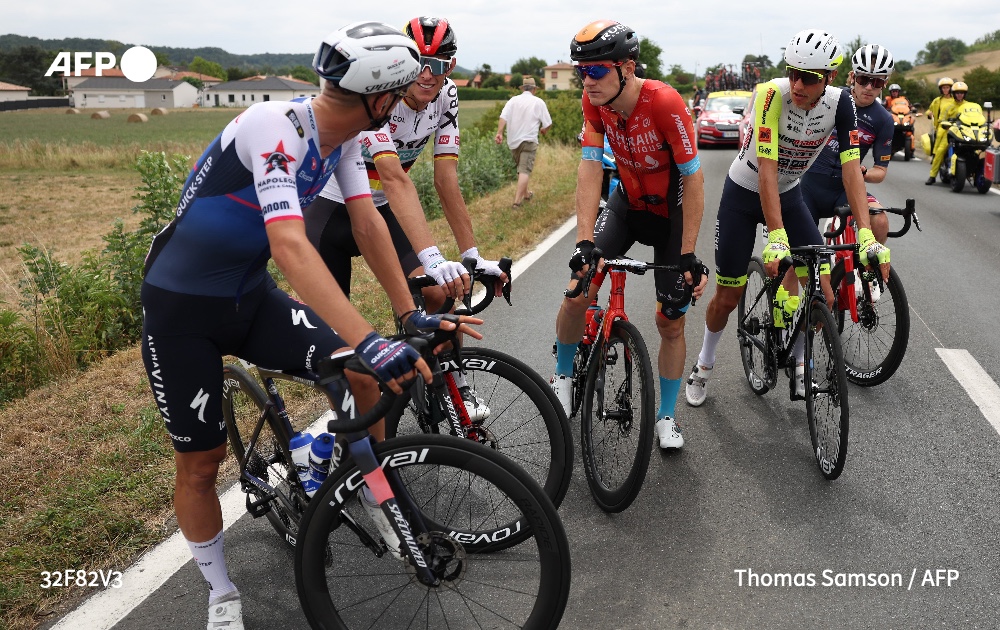 AFP's tweet photo. 🚴‍♂️ A climate change protest held up the Tour de France on Friday during its 19th stage run from the Pyrenees to Cahors. The "Derniere Renovation" group want to force the French government to renovate housing to be more fuel efficient.
#AFPSports
Read more: https://t.co/to2lYLxmar https://t.co/RVrEAQXLJ3