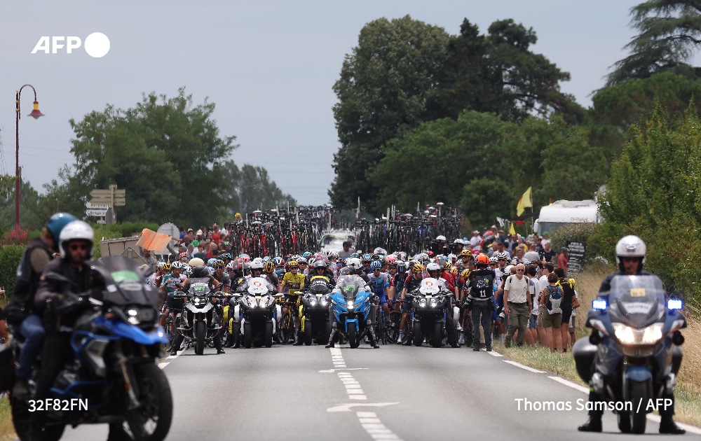 AFP's tweet photo. 🚴‍♂️ A climate change protest held up the Tour de France on Friday during its 19th stage run from the Pyrenees to Cahors. The "Derniere Renovation" group want to force the French government to renovate housing to be more fuel efficient.
#AFPSports
Read more: https://t.co/to2lYLxmar https://t.co/RVrEAQXLJ3