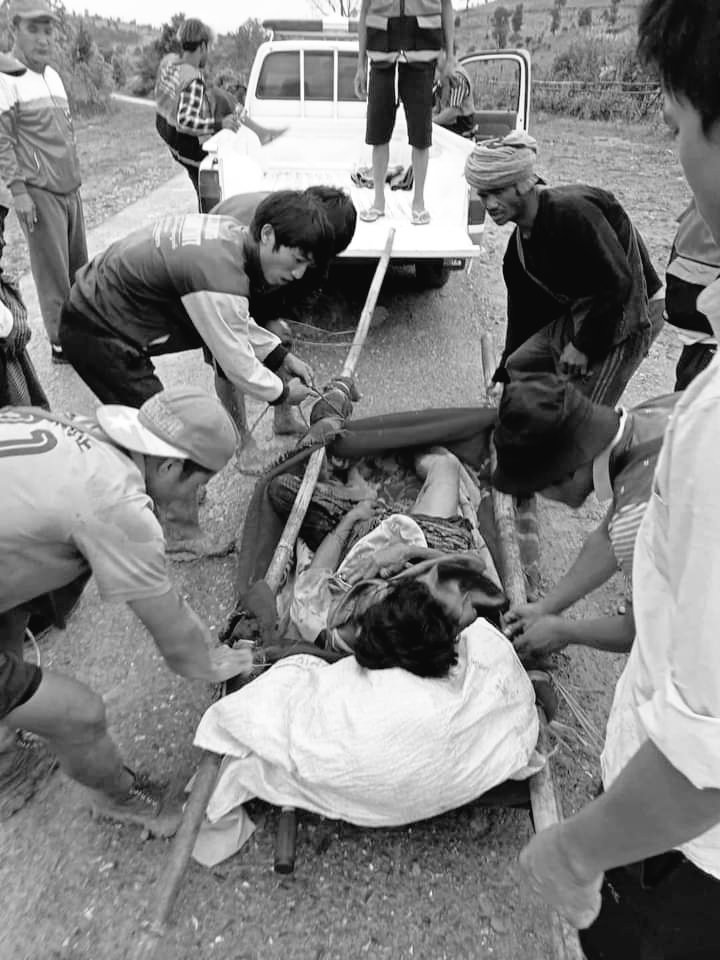 AlexMyanmar13's tweet photo. U Aeik Seng, a 30-year-old resident of Mauk Hlaing village, Pan Kaytu village tract, Mongkaing tsp, southern Shan State, was seriously injured after stepping on a landmine while herding buffaloes at around 5:00 pm on July 21.
#2022July22Coup
#WhatsHappeninglnMyanmar
tw // blood https://t.co/XxVhrGG7bt
