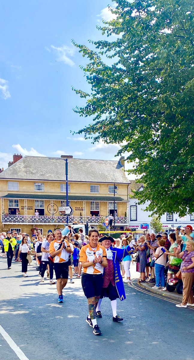 PershoreCops's tweet photo. Off they go, the Baton Relay travels through Pershore High Street.

#b2022police @cg2022_wmp @CCPippaMills @SuptRebeccaLove https://t.co/ryLggv8B51