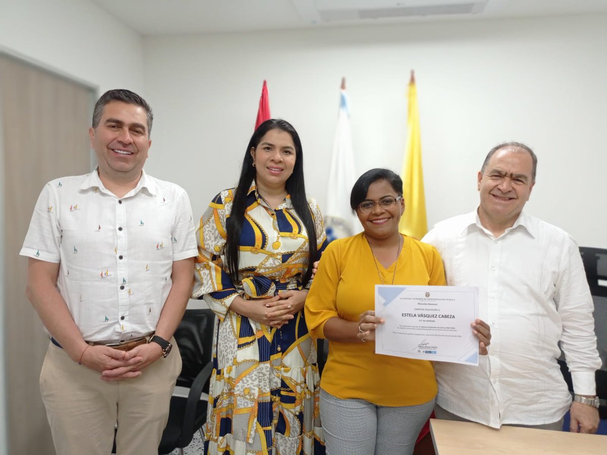 ESAPOficial's tweet photo. 🤝🏫 El Director Nacional, Octavio Duque, hizo un reconocimiento a los funcionarios por la gestión y sentido de pertenencia con la Escuela, y a quienes por su trayectoria como funcionarios públicos han aportado a la consolidación de una educación superior de calidad en la región. https://t.co/9lHvKgVe4r