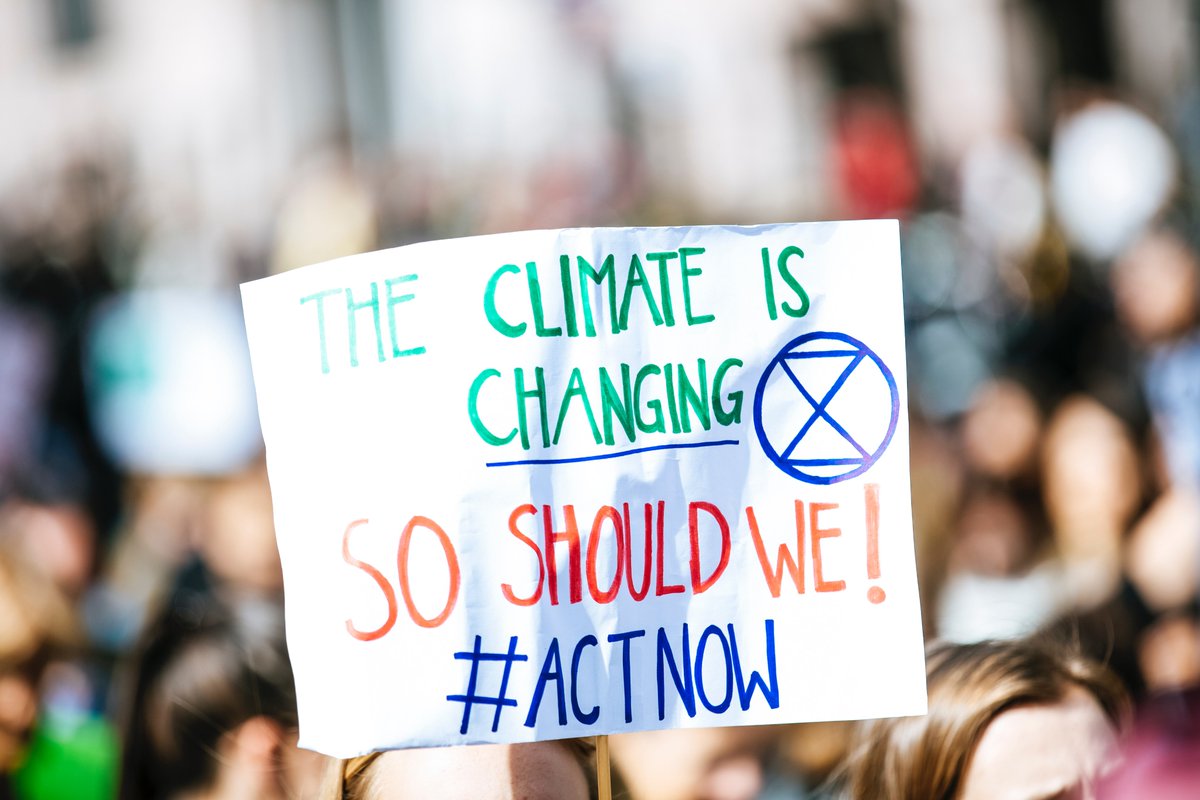 LowCarbon_UK's tweet photo. This week the UK experienced the highest temperature ever recorded - 40.3C. 

The extraordinary 1.6C increase on the previous record had devastating impacts for many in the UK, and highlights the urgent need to tackle our carbon emissions. https://t.co/WOYmI5OYdk