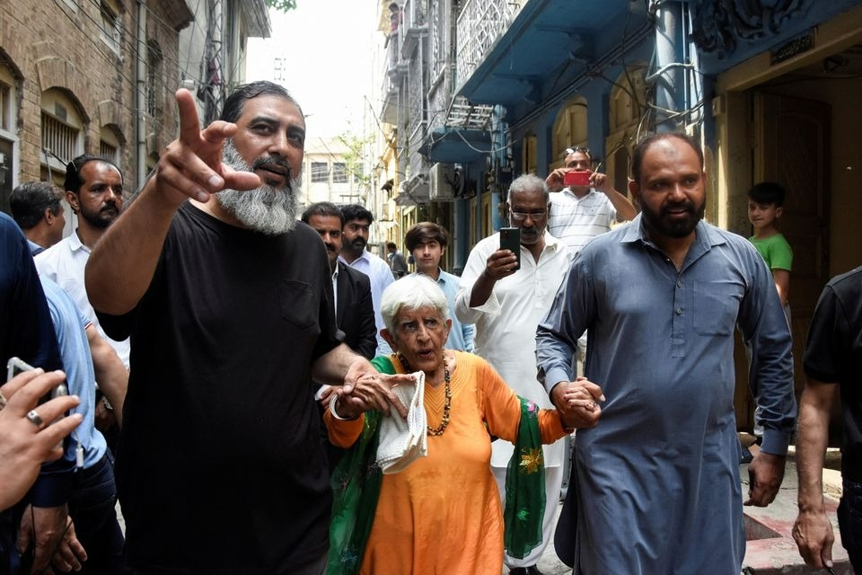 yespunjab's tweet photo. 92-year-old Reena Verma warmly welcomed on long-overdue visit to ancestral home in Pakistan https://t.co/URdgzLrzzn
#ReenaVerma #AncestralHome #Rawalpindi #Pakistan https://t.co/MOU8dSoUjv