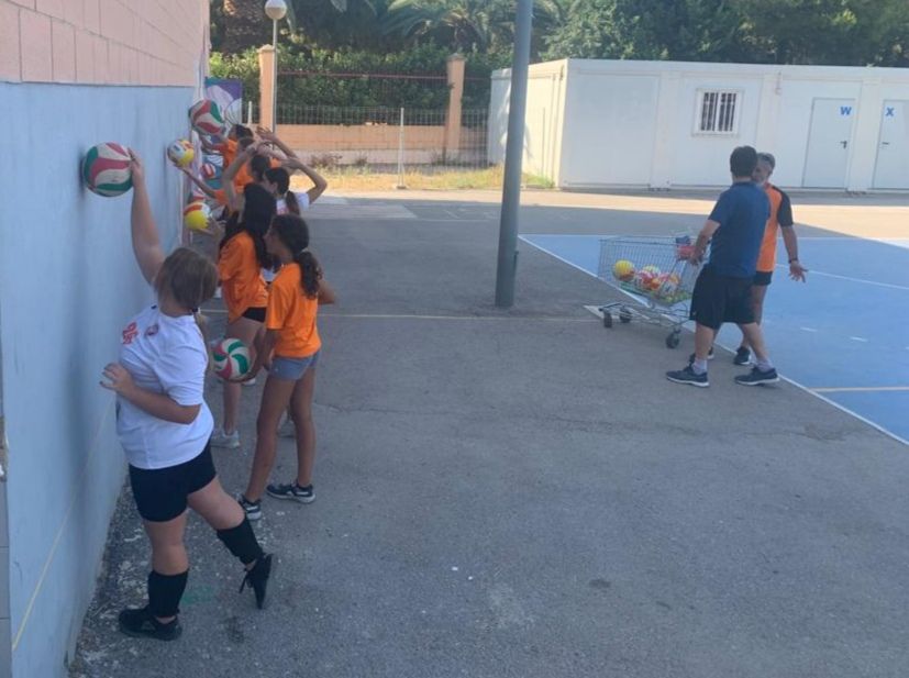 CV_Catarroja's tweet photo. Hui Pedro Àvia ha participat al #CampusVoleibolCatarroja al #IESBerenguerDalmau.
Tècnic a #MiamiSelectVolleyballClub, s'inicià al #voleibol en #Catarroja i seguí la formació en altres clubs valencians.
#Sompoble #Somvòlei #ColegioLarrodé #CEIP_Vil·la_Romana #Massanassa #Albal https://t.co/PJ123xk7YG