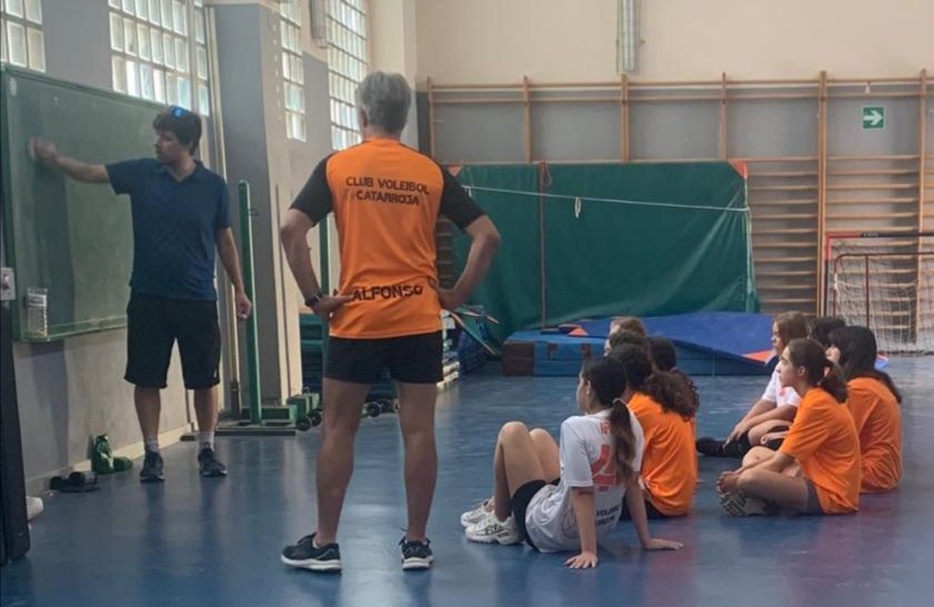 CV_Catarroja's tweet photo. Hui Pedro Àvia ha participat al #CampusVoleibolCatarroja al #IESBerenguerDalmau.
Tècnic a #MiamiSelectVolleyballClub, s'inicià al #voleibol en #Catarroja i seguí la formació en altres clubs valencians.
#Sompoble #Somvòlei #ColegioLarrodé #CEIP_Vil·la_Romana #Massanassa #Albal https://t.co/PJ123xk7YG