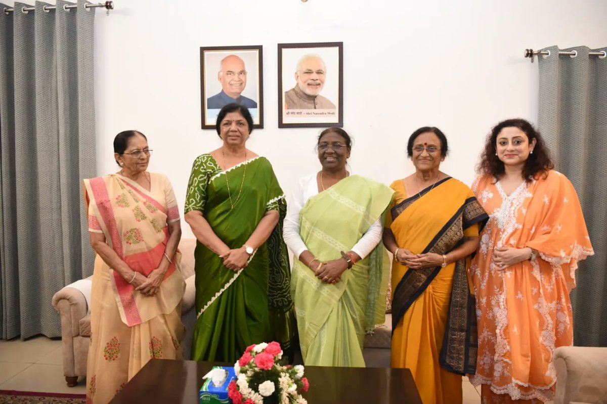 RitaBJoshi's tweet photo. आज भारत की नव निर्वाचित राष्ट्रपति श्रीमती द्रौपदी मुर्मू से उनके निवास स्थान पर भेंट की और भारी बहुमत से विजयी होने पर उन्हें बधाई दी।

#PresidentOfIndia
#PresidentialElection @narendramodi @AmitShah @JPNadda @myogiadityanath @sunilbansalbjp #RitaBahugunaJoshi #Prayagraj https://t.co/uOFd9Vd0qJ