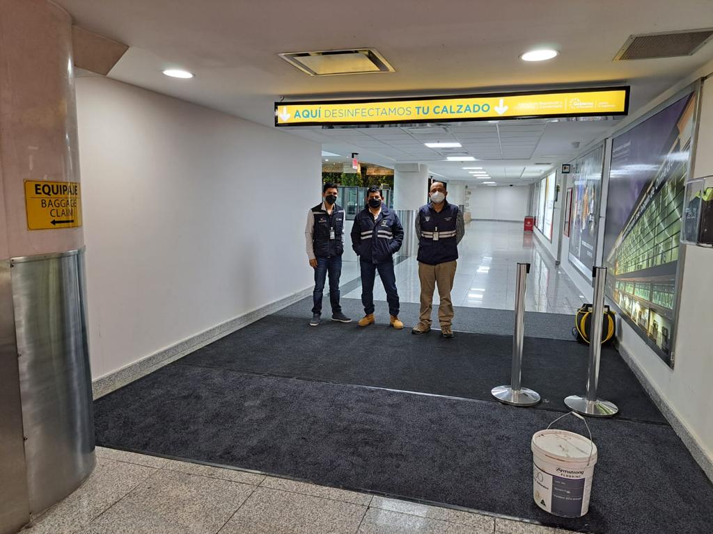 AgrocalidadEC's tweet photo. ¡Continuamos trabajando para mantener a #EcuadorSinFocR4T 🇪🇨!
✈️ Gracias a la alianza público-privada con @Aeropuerto_GYE desde hoy contamos con nuevas mantas de desinfección para el calzado de pasajeros en el Aeropuerto José Joaquín de Olmedo en la ciudad de Guayaquil. https://t.co/Emnz0lJTF3