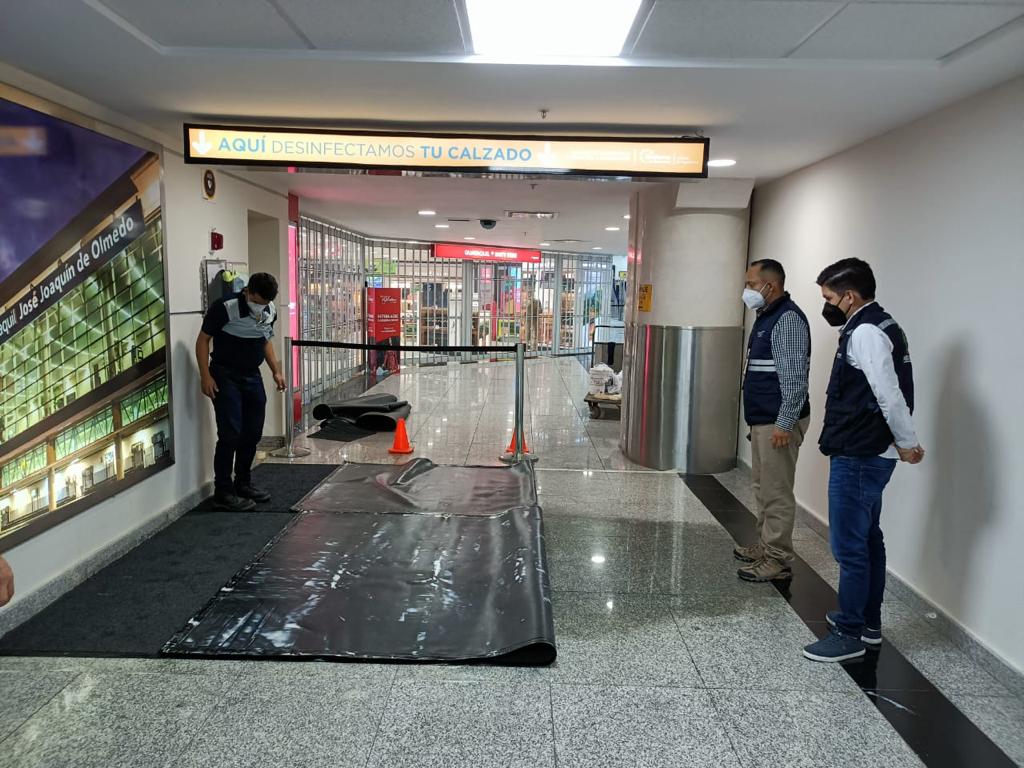 AgrocalidadEC's tweet photo. ¡Continuamos trabajando para mantener a #EcuadorSinFocR4T 🇪🇨!
✈️ Gracias a la alianza público-privada con @Aeropuerto_GYE desde hoy contamos con nuevas mantas de desinfección para el calzado de pasajeros en el Aeropuerto José Joaquín de Olmedo en la ciudad de Guayaquil. https://t.co/Emnz0lJTF3
