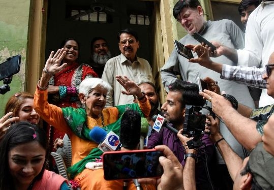 yespunjab's tweet photo. 92-year-old Reena Verma warmly welcomed on long-overdue visit to ancestral home in Pakistan https://t.co/URdgzLrzzn
#ReenaVerma #AncestralHome #Rawalpindi #Pakistan https://t.co/MOU8dSoUjv