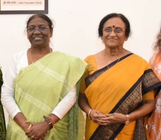 RitaBJoshi's tweet photo. आज भारत की नव निर्वाचित राष्ट्रपति श्रीमती द्रौपदी मुर्मू से उनके निवास स्थान पर भेंट की और भारी बहुमत से विजयी होने पर उन्हें बधाई दी।

#PresidentOfIndia
#PresidentialElection @narendramodi @AmitShah @JPNadda @myogiadityanath @sunilbansalbjp #RitaBahugunaJoshi #Prayagraj https://t.co/uOFd9Vd0qJ