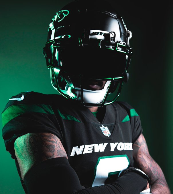 nflmx's tweet photo. Los Jets se sumaron a los equipos con casco alternativo para esta temporada y presentaron una variante en negro que está muuuuuuuy TOP ⚫️🟢✈️

📸 @nyjets 

#NFLMX #TakeAFlight https://t.co/z7jVqfdXgo