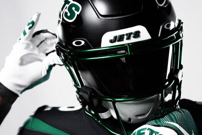nflmx's tweet photo. Los Jets se sumaron a los equipos con casco alternativo para esta temporada y presentaron una variante en negro que está muuuuuuuy TOP ⚫️🟢✈️

📸 @nyjets 

#NFLMX #TakeAFlight https://t.co/z7jVqfdXgo
