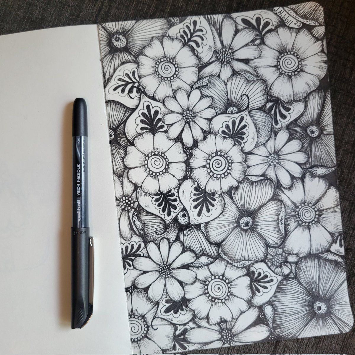 jackiehwall's tweet photo. Added a little flower doodle to my Doodle  Notebook. Doodling really helps me relax and it's a great way to develop new ideas and techniques. #doodleart #doodleforlife #uniballpen #flowerdrawing #flowerdesign #flowerdoodles https://t.co/dzxTV6Rzmt