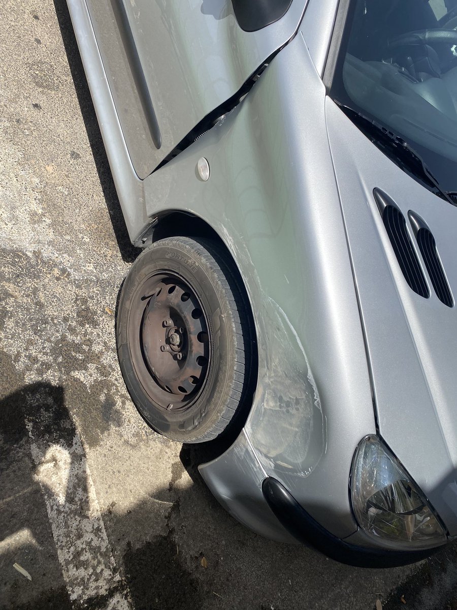 M101Noelia's tweet photo. @wikiCR  Esta mañana le han dado un golpe a este coche en el Barrio de los Ángeles si alguien lo ha visto o escuchado lo agradecería y su difusión también. https://t.co/YPJbwBEsRv