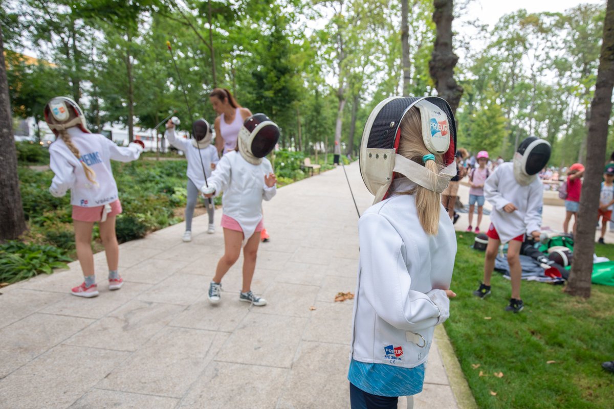 VilledeReims's tweet photo. #Découverte du parcours #ExploreTerredeJeux2024 sur les #Promenades avec les #enfants du centre de loisirs Martin Peller et des maisons de quartier. Au programme des #animations sportives avec différents #clubs et #sportifs de haut niveau ! #TerreDeJeux #Paris2024 https://t.co/huz5aGZFOn