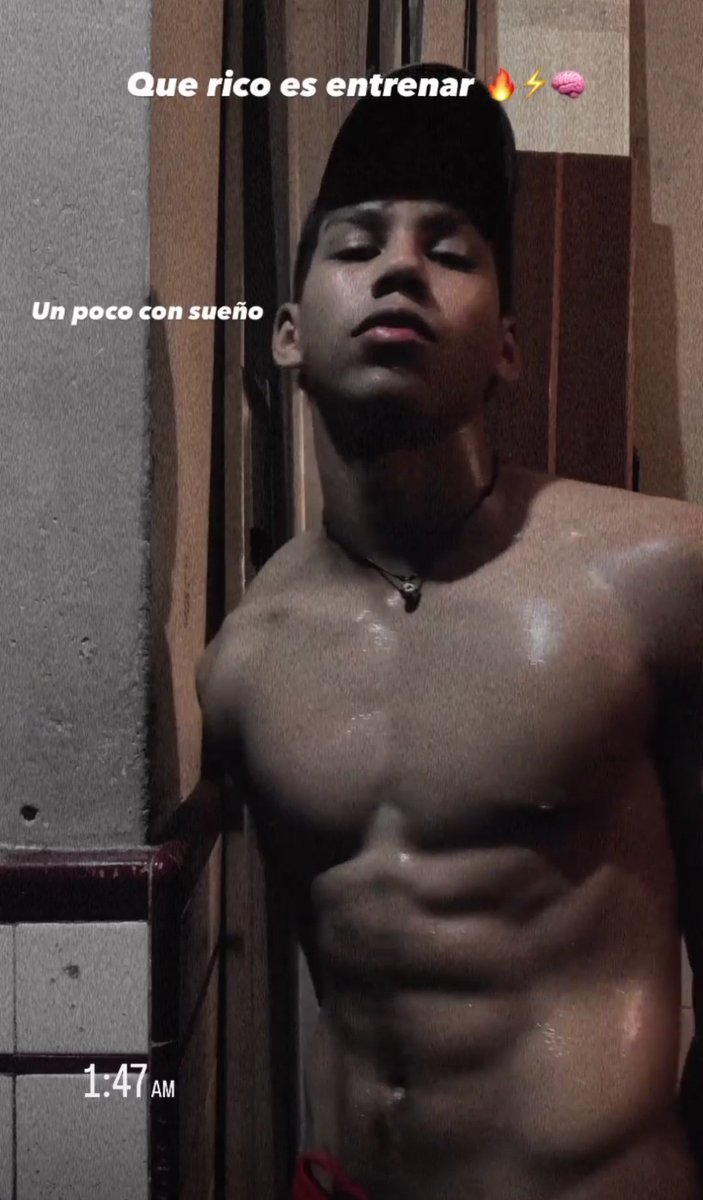 sexoconflow1's tweet photo. Muy sexy este chico 😍 https://t.co/HsJTAYrD4c