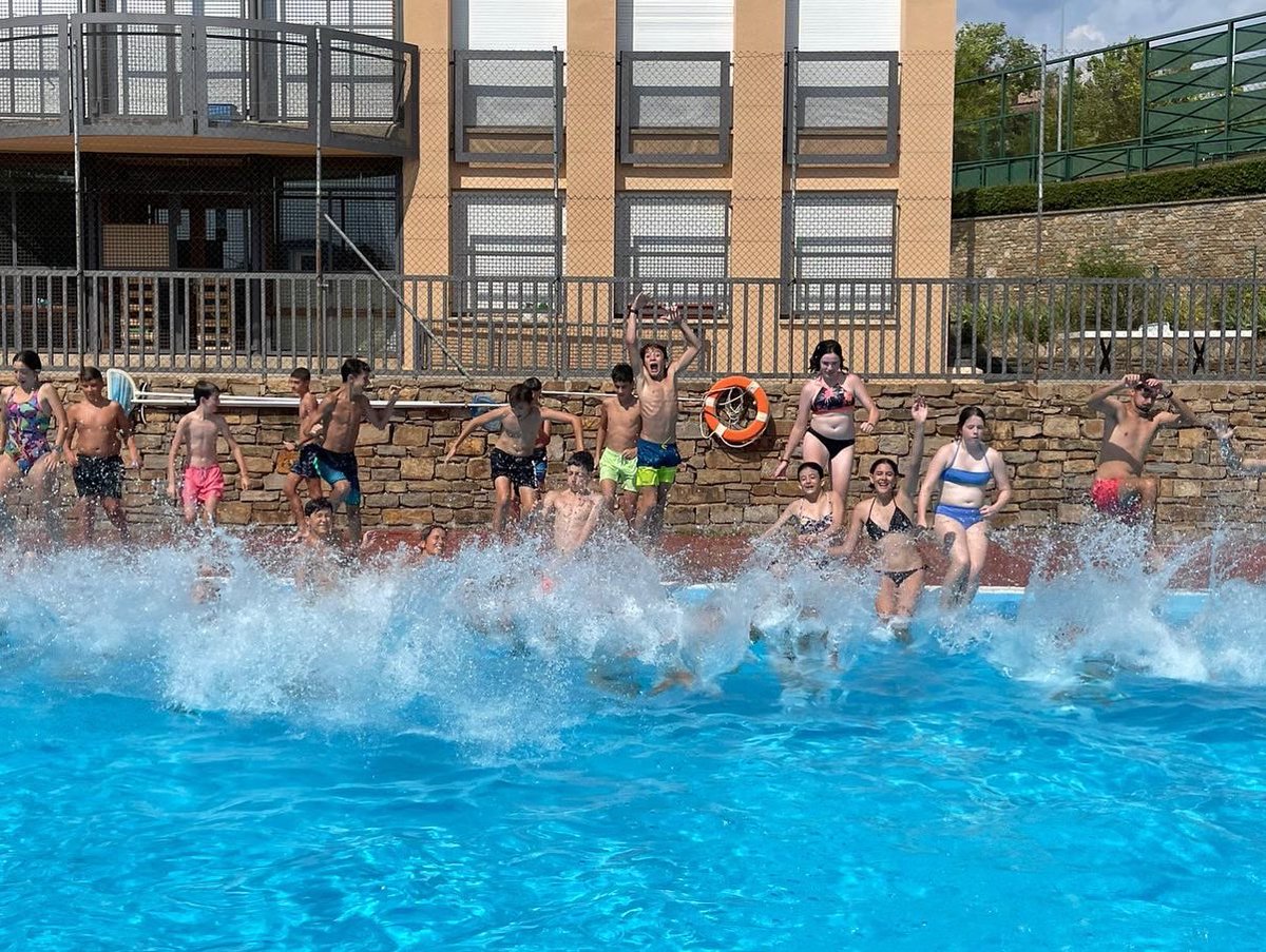 colborreda's tweet photo. ☀️ Calor? Noooooo! Aquí hi estem ben fresquets! 💦💦

#4aTanda22 #ColBorredà #estiu #Borredà #Berguedà https://t.co/eo6M0KYsYL