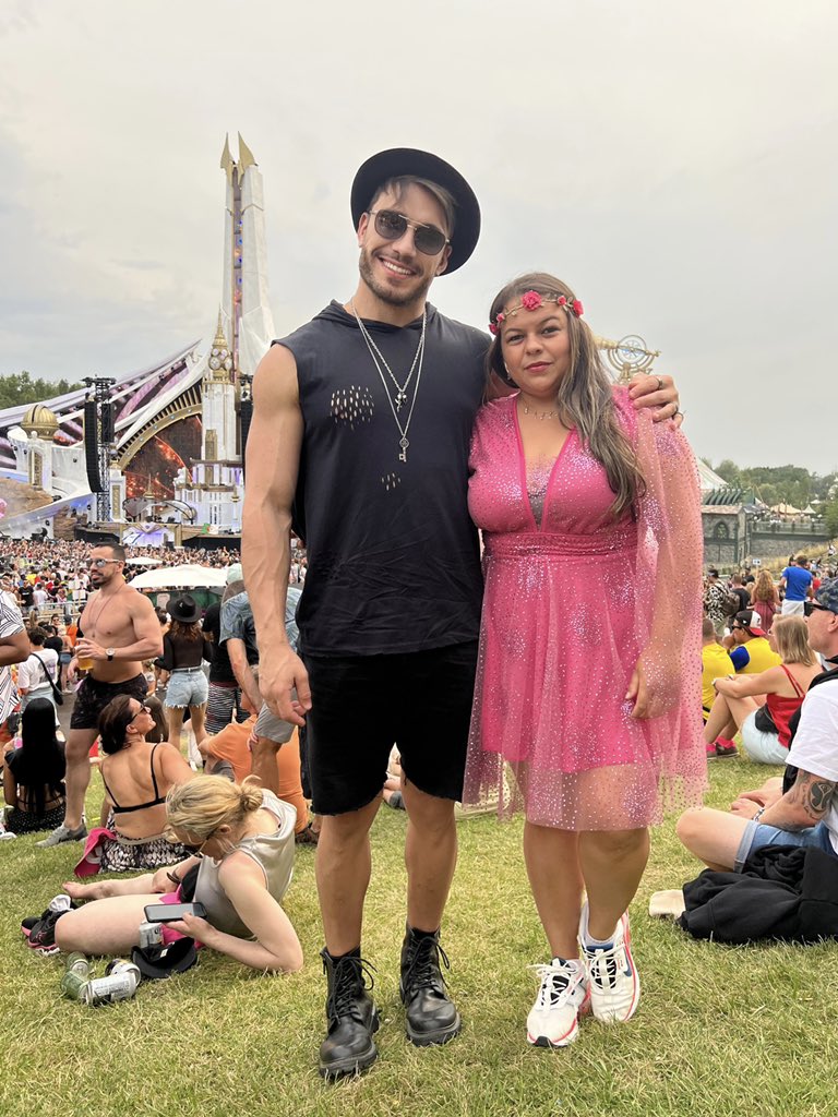 eulucasviana's tweet photo. Do nada uma 🍼 aqui no Tomorrowland 😍 @AnaPaul60340955 https://t.co/kyvpNbtTq6