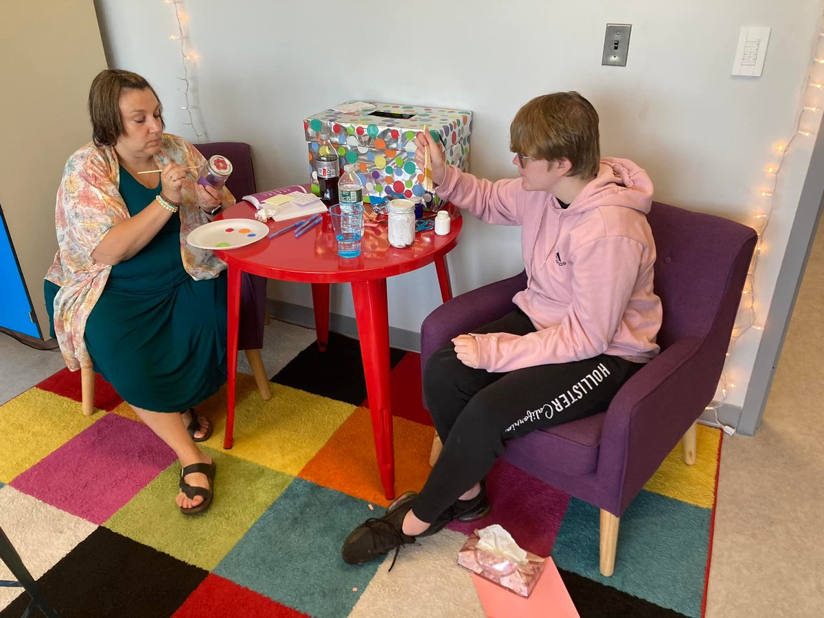 Connected Waterville Central School District Girls Group made jars 🫙 with positive self surrounding body image today with Hermina!! After decorating the jars, the students led some conversations about their lives and things going on!! 🌟💜
#SupportingStudents
#GirlStrong 😊🍎😊