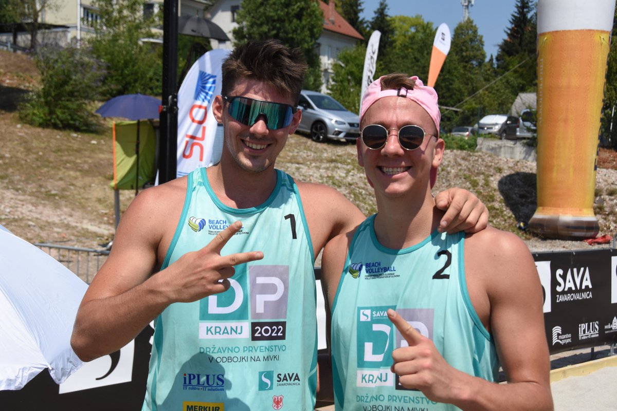 SloVolley's tweet photo. 🌞⛱ 🏐 Prvi del repasaža je spremenil položaj igralnih ekip na lestvici. Pri moških so prvi štirje nosilci ostali še neporaženi, medtem ko so pri ženskah tri od štirih ekip že v repasažu.
Rezultati, razpored in prenos ➡️ https://t.co/UrFxpf64Xu
#DP2022 #BeachVolleyball https://t.co/E2mkWFvT0n