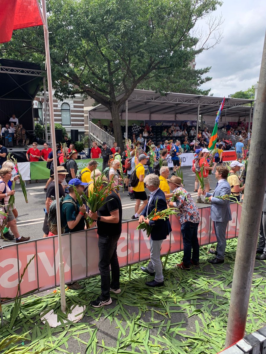 Wat een prachtig feest. De 3-4 daagse van Nijmegen. Gladiolen uitdelen op de de Via Gladiola.  Prima georganiseerd….en respect voor de  wandelaars.