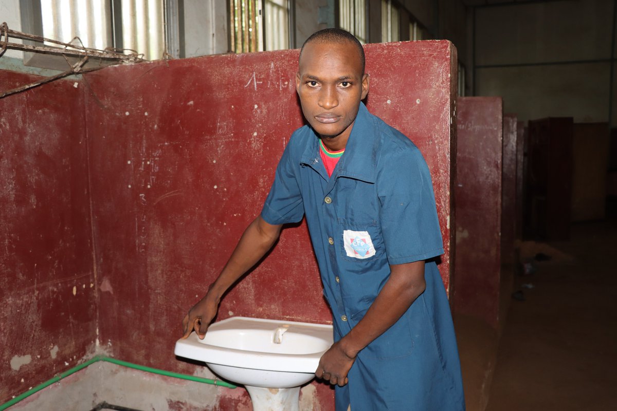 MENAETFP's tweet photo. Thierno Boubacar Barry, 1er de la République en Plomberie: Je ne pensais même pas pouvoir faire cet examen cette année parce que j’avais fait un accident et j’ai eu une fracture. Mais, mes parents et mes encadreurs m’ont encouragé à venir faire l’examen et Dieu merci j’ai réussi. https://t.co/KliOrhJv2Z