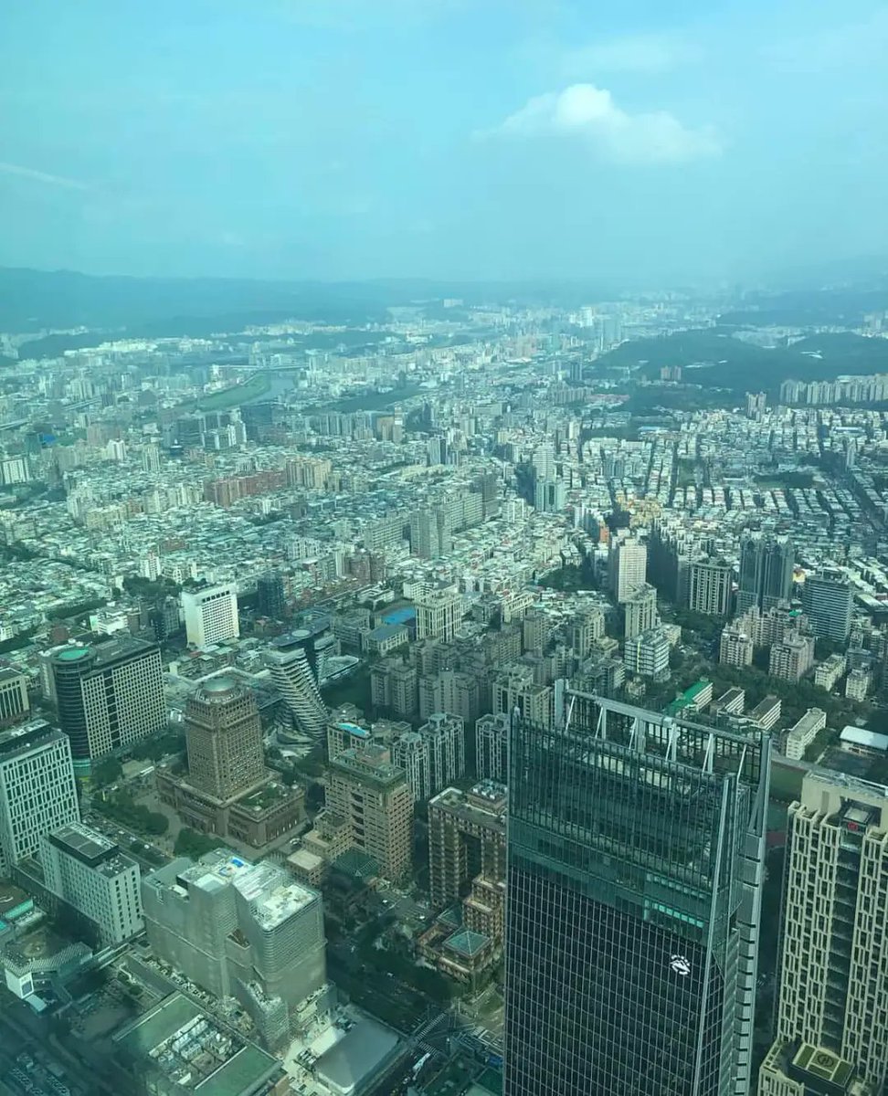 abcd2331's tweet photo. ～(｡ì _ í｡)其實台北很熱 真的😂
眺望全台北市(#^.^#)
#台北之旅讓我破產💸
#有夠貴
#再睡5分鐘
#九茶
#網紅飲料 #推薦
#信義A13
#台北市 https://t.co/uRcWiSK1TD