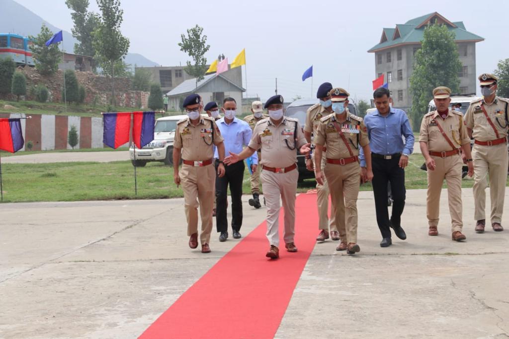 JmuKmrPolice's tweet photo. DGP J&K Sh Dilbag Singh accompanied by ADGsP Sh SJM Gillani,Sh M.K.Sinha, & Sh Vijay Kumar visits South Kashmir. Lays Foundation stone of construction works at Commando Training Centre,(CTC)#Letpora.Directs officers and engineers to make CTC a training centre of excellence. https://t.co/qHbFCTL8aX