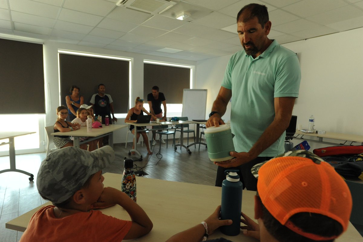 📸Atelier de découverte de la #courseaularge, en lien avec le bateau Class40⛵️ du skipper hyérois Mikael Mergui, futur participant de la Route du Rhum, pour les enfants du centre sportif de l'Ayguade.
👉Visite, découverte de la vie quotidienne au large, de la Route du Rhum...