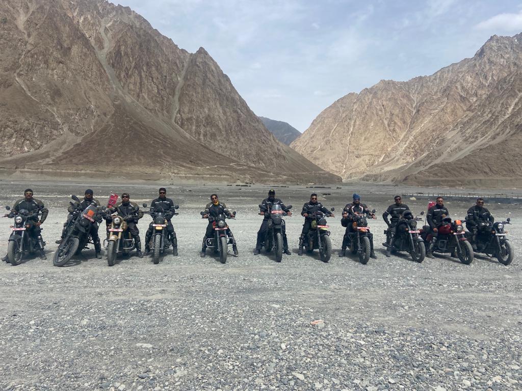 NorthernComd_IA's tweet image. #NorthernComd Motor Cycle Rally (Rohtang Axis Team) flagged off from #Karu. The team rode to KM 120 via last village #shyok &amp;amp; paid tribute to the fallen heroes of #Galwan.
#KargilVijayDiwas 
#KVD2022
#DrasWarriors 
@adgpi 
@DefenceMinIndia 
@lg_ladakh 
@ddnewsladakh 
@ani_digital