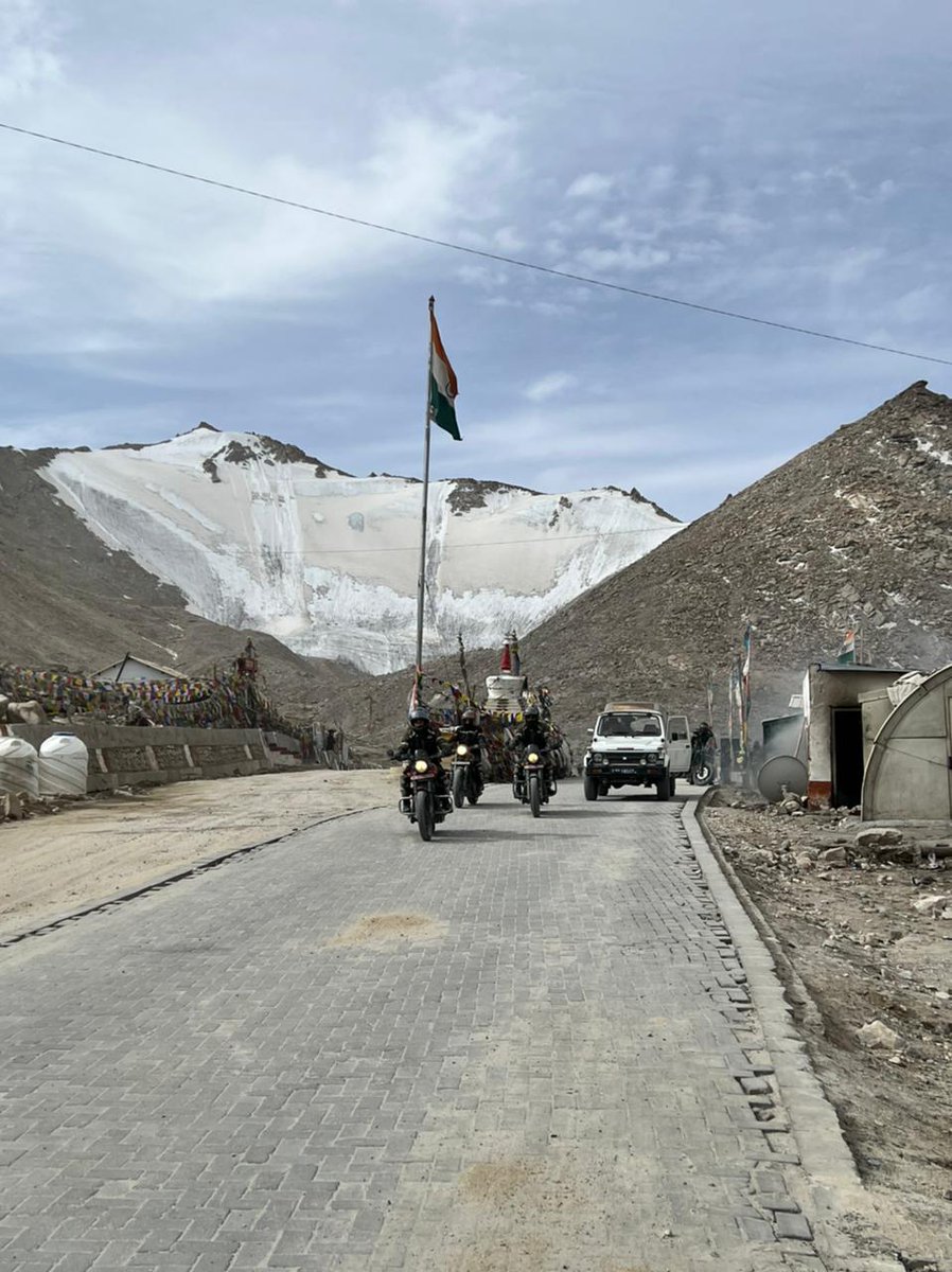NorthernComd_IA's tweet image. #NorthernComd Motor Cycle Rally (Rohtang Axis Team) flagged off from #Karu. The team rode to KM 120 via last village #shyok &amp;amp; paid tribute to the fallen heroes of #Galwan.
#KargilVijayDiwas 
#KVD2022
#DrasWarriors 
@adgpi 
@DefenceMinIndia 
@lg_ladakh 
@ddnewsladakh 
@ani_digital